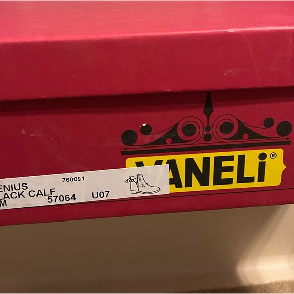 Vaneli Genius Bow Back Calf Booties! Like New! With Box! Kept in shoe covers - Picture 10 of 11